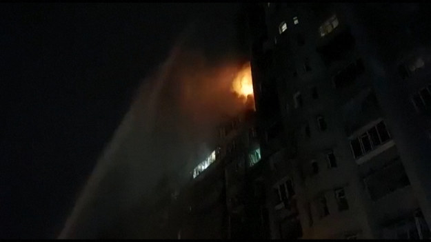 Zdjęcia opublikowane przez ukraińskie służby ratunkowe pokazują strażaków gaszących pożar w budynku mieszkalnym przy ulicy Koshytsa, na przedmieściach ukraińskiej stolicy Kijowa, w który rzekomo trafił pocisk wojskowy.