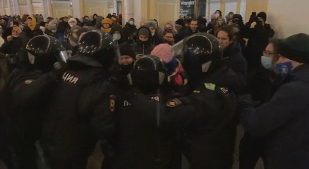 Kończy się druga doba rosyjskiej inwazji na Ukrainę. Jednak nie wszyscy Rosjanie popierają działania Władimira Putina, i protestują nawet w jego rodzinnym mieście. Protestujący w Rosji nie mogą czuć się bezpiecznie, ponieważ funkcjonariusze rosyjskich służb nie zaprzestają aresztowań demonstrantów.