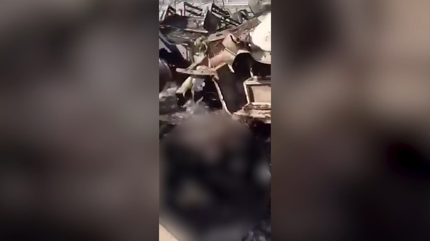 Strona ukraińska opublikowała wideo, na którym widać doszczętnie spalony rosyjski czołg. Wokół wojskowego pojazdu leżą ciała żołnierzy.