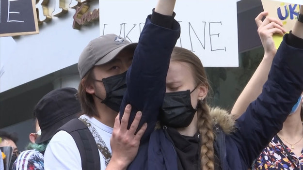 Ponad stu demonstrantów zebrało się w sobotę przed budynkiem, w którym znajduje się przedstawicielstwo Rosji w Tajpej, aby okazać solidarność z Ukrainą. Ukraińcy mieszkający na Tajwanie, członkowie społeczności słowiańskiej zamieszkującej wyspę, Rosjanie i Tajwańczycy, odśpiewali hymn narodowy Ukrainy i skandowali hasła poparcia dla kraju.