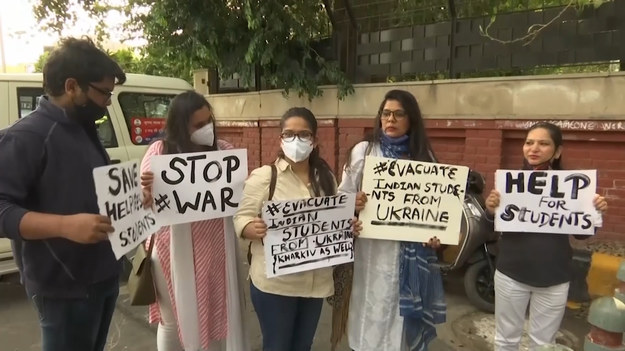 Dziesiątki studentów i aktywistów z kilku organizacji zorganizowało w sobotę protest w New Delhi, domagając się zakończenia rosyjskiej inwazji na Ukrainę i naciskając na rząd indyjski, aby ewakuował tysiące Hindusów, głównie studentów. Nieśli plakaty z napisem „Rosja musi zakończyć agresję militarną na Ukrainę” oraz „Rząd Indii musi zapewnić bezpieczny powrót uwięzionych obywateli Indii”.