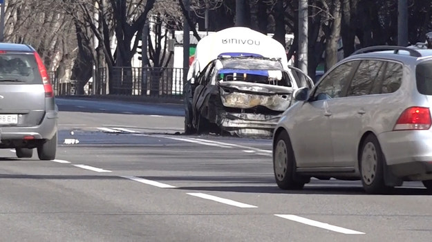 Policyjny samochód został zbombardowany przez armię rosyjską w stolicy Ukrainy, Kijowie. 