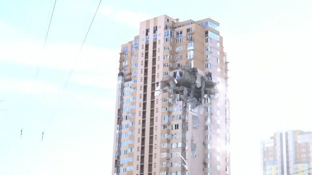 Budynek, w którym mieszkali cywile, został trafiony rakietą. Do zdarzenia doszło w stolicy Ukrainy, Kijowie. Miasto próbuje zająć rosyjska armia.