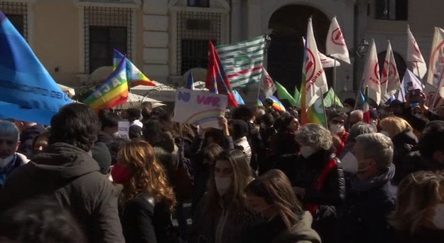 Tłumy protestujących wyszły w sobotę na ulice Rzymu, wzywając do pokoju na Ukrainie. Demonstranci zebrali się na placu w stolicy Włoch, gdzie wymachiwali flagami i transparentami, domagając się od Rosji zaprzestania inwazji na sąsiada.
