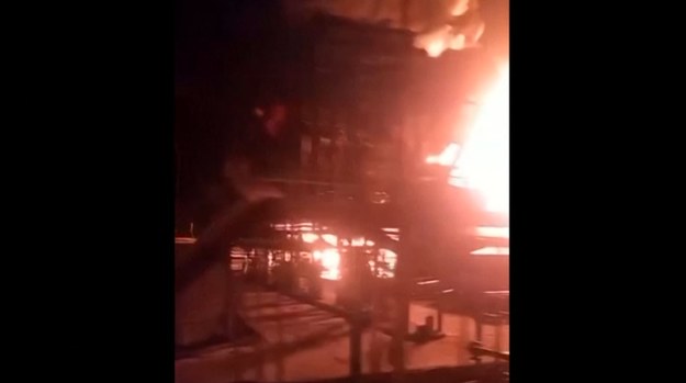Ministerstwo Obrony Ukrainy opublikowało w niedzielę nagranie pożaru składu ropy w pobliżu bazy lotniczej w Wasylkowie.