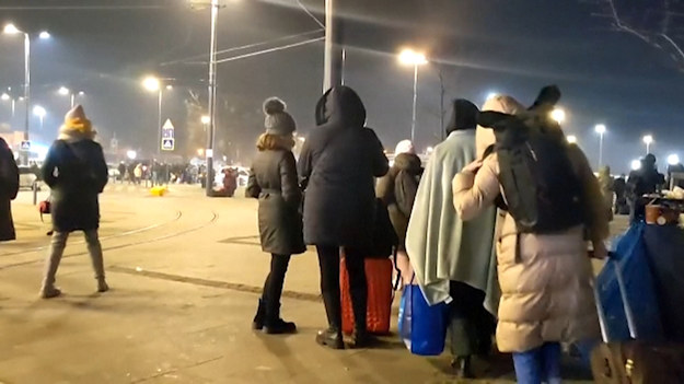 Tłumy ludzi na dworcu kolejowym we Lwowie. Próbują wyjechać z kraju ogarniętego wojną.