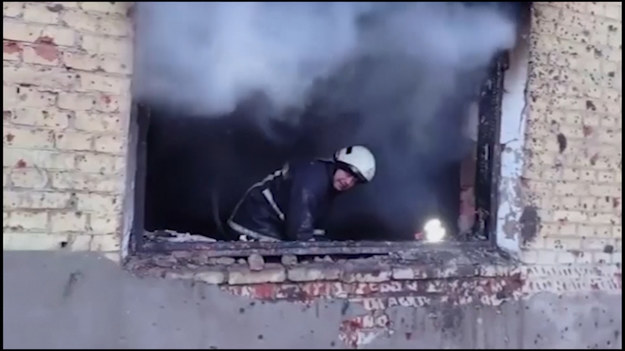 Ukraińskie Ministerstwo Kryzysowe opublikowało wideo przedstawiające uszkodzone budynki i zniszczenia w Czernihowie w Ukrainie.