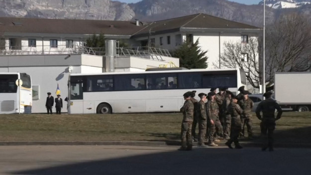 Autobusy z 250. żołnierzami 27. Elitarnego Batalionu Piechoty Górskiej wyjechały do bazy Cran-Gevrier w Annecy w Rumunii. Francja rozmieści 500 żołnierzy w ramach szerszego wysiłku NATO po inwazji Rosji na Ukrainę.