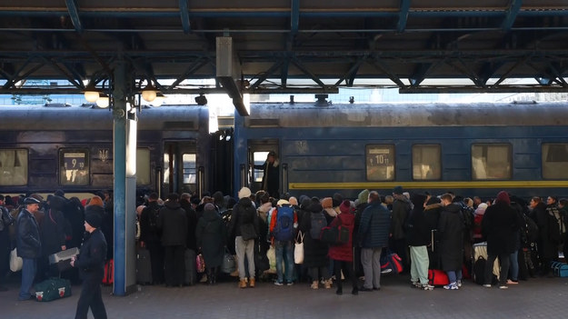 Dworzec kolejowy w Kijowie wypełniony jest Ukraińcami próbującymi opuścić kraj pociągiem. Podczas gdy strony negocjują, na tyłach Ukraińcy wołają o zakończenie wojny z Rosją. Życie stało się bardzo ciężkie. Szpitale nie są w stanie leczyć chorych, a kolejki przed supermarketami ciągną się kilometrami.