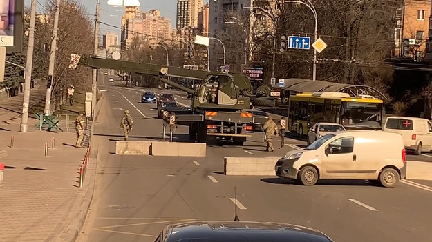 Kijów przygotowuje się na kolejne ataki wojsk rosyjskich. Na ulicach są budowane barykady, które mają utrudnić inwazję rosyjskich pojazdów.