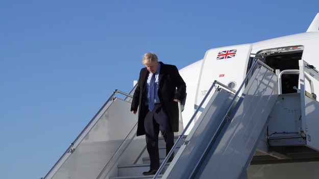 Samolot Borisa Johnsona wylądował na Lotnisku Chopina w Warszawie. Premiera Wielkiej Brytanii przywitał James Hughes, radca-minister ds. ekonomicznych w Ambasadzie Brytyjskiej w Warszawie.