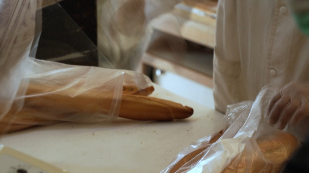 Pracownicy piekarni w dzielnicy El-Menzah w Tunisie przygotowują ciasto, formują bochenki chleba, pieką w piecach, a następnie sprzedają mieszkańcom stolicy Tunezji. Inwazja Rosji na Ukrainę może oznaczać mniej chleba na stole w tej części świata arabskiego, w której miliony ludzi już walczy o przetrwanie. Tunezja w dużej mierze opiera się na imporcie ukraińskim i rosyjskim. Aż 60 procent. pszenicy pochodzi z tych rynków. Zapasy wystarczą do czerwca.