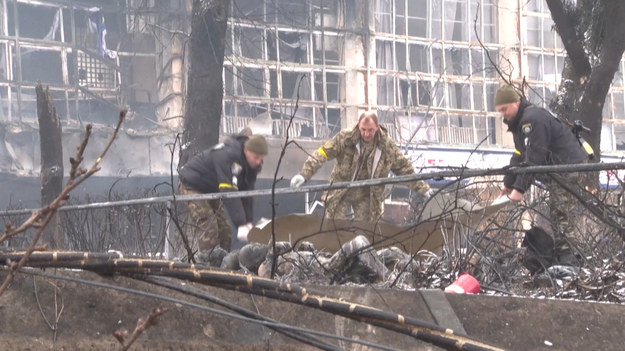 Władze Ukrainy usuwają ciała po rosyjskim ataku na kijowską wieżę telewizyjną. Ukraińscy urzędnicy powiedzieli, że uderzenie w główną wieżę telewizyjną w stolicy kraju zabiło pięć osób i zablokowało niektóre państwowe stacje telewizyjne, ale strukturę pozostawiło nienaruszoną.