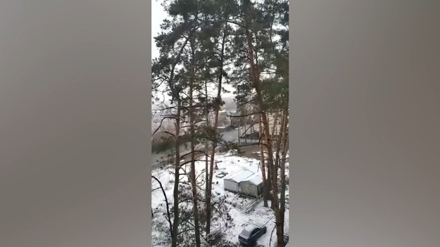 Kamera zarejestrowała przerażający moment przelotu dwóch rosyjskich myśliwców tuż nad budynkami mieszkalnymi w mieście Irpień - na zachód od Kijowa. Niedługo później na filmie słychać głośną eksplozję, wskutek której zniszczonych zostało wiele mieszkań.
