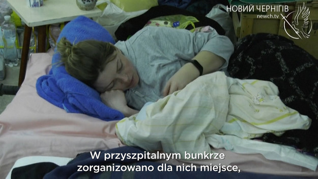 Choć z pewnością nie są to idealne warunki do rodzenia, mieszkanki ukraińskiego Czernihowa cieszą się z nowo narodzonych dzieci. W przyszpitalnym bunkrze zorganizowano dla nich miejsce, w którym mogą schronić się przed trwającą na górze wojną. Młode matki zgodnie powtarzają, że dla swoich dzieci chcą przede wszystkim pokoju. Od 24 lutego — dnia rozpoczęcia rosyjskiej inwazji, w Czernihowie urodziło się 46 dzieci, w tym podwójne trojaczki.