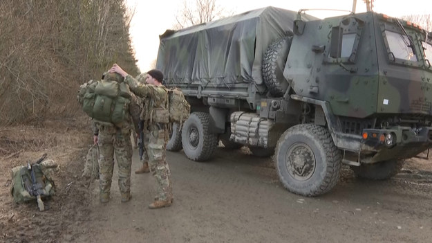 Amerykańscy żołnierze przybywają i przeprowadzają ćwiczenia marszowe w bazie wojskowej w Arłamowie w Polsce, w pobliżu granicy z Ukrainą. NATO chce wzmocnić swoją wschodnią flankę podczas trwającej inwazji Rosji na Ukrainę.
