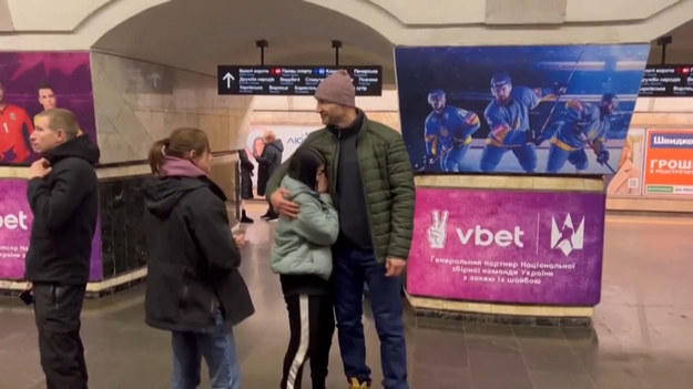 Mer Kijowa, Witalij Kliczko, opublikował na Instagramie wideo, na którym on i jego brat, były bokser świata wagi ciężkiej, Władimir Kliczko, odwiedzają stację metra, na której ukrywają się mieszkańcy stolicy Ukrainy.