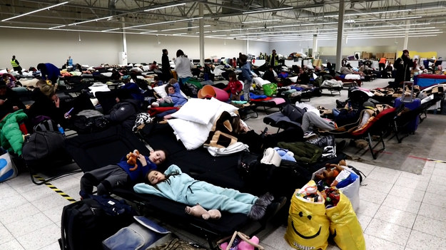 Tymczasowe schronienie dla osób uciekających z Ukrainy zorganizowane w byłym supermarkecie w Przemyślu. Tysiące uchodźców przekracza granicę ukraińsko-polską po inwazji Rosji.