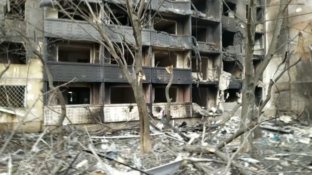 Zdjęcia zniszczonego budynku mieszkalnego, uszkodzonego rosyjskiego konwoju i uniwersytetu w ukraińskim Charkowie. Miasto pozostaje w rękach ukraińskich, pomimo intensywnych bombardowań.