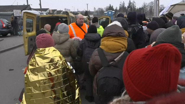 Setki osób czekają na autobusy po przekroczeniu granicy z Ukrainą w Medyce.