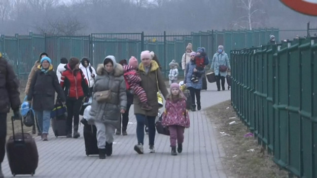 Ukraińscy uchodźcy przybywają do polskiego przygranicznego miasta Medyka, uciekając przed rosyjskimi siłami najeźdźców.Rosja planowała we wtorek otworzyć korytarze humanitarne na Ukrainie, aby cywile mogli uciekać z oblężonych miast, ale Kijów stwierdził, że to prowokacje i ludzie nie będą mogli uciec z nich.


Pomagajmy Ukrainie - Ty też możesz pomóc!  Zobacz, jak? 
