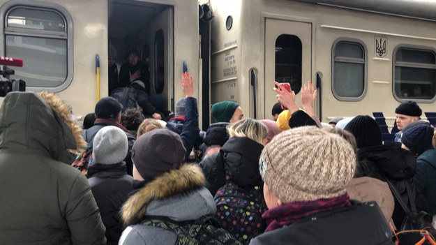 Kolejny dzień wojny w Ukrainie i kolejni ludzie, którzy uciekają przed rosyjskimi atakami. Na nagraniu widać tłumy ewakuowanych na głównym dworcu kolejowym w Kijowie. Dostanie się do pociągu jadącego na zachód graniczy z cudem. 


Pomagajmy Ukrainie - Ty też możesz pomóc!  Zobacz, jak? 
