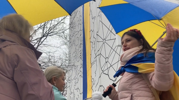 Ogromna ukraińska flaga została rozwinięta z dachu hotelu, znajdującego się naprzeciwko ambasady Rosji w Waszyngtonie.