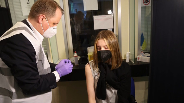 Ambasada Ukrainy w Berlinie ,zaczęła szczepienia przeciwko koronawirusow. Akcja odbywa się w ramach kampanii berlińskiej służby zdrowia mającej na celu szczepienie osób uciekających z Ukrainy.