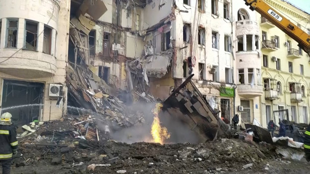 Zdjęcia zniszczonego budynku po ostrzale w Charkowie. Według prokuratorów zginęło w nim dwóch cywilów, a jeden został ranny. Prokuratura Okręgowa w Charkowie poinformowała, że prowadzi śledztwo w sprawie ewentualnej zbrodni wojennej w związku z incydentem w mieście, które zostało poważnie zniszczone przez rosyjskie naloty.