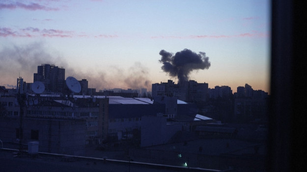 Czarny dym unosi się nad budynkami w zachodniej części Kijowa, po eksplozjach w stolicy Ukrainy w środę rano.