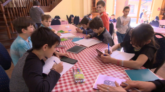 Centrum Konferencyjne Ossa należące do Grupy Polsat Plus zamieniło się w schronienie dla kilkuset dzieci z domów dziecka z Ukrainy. Około 600 dzieci razem z opiekunami znalazło schronienie przed wojną. Między innymi w ten sposób Fundacja Polsat i Grupa Polsat Plus pomagają uchodźcom z Ukrainy.Materiał dla "Wydarzenia" Cyprian Jopek.