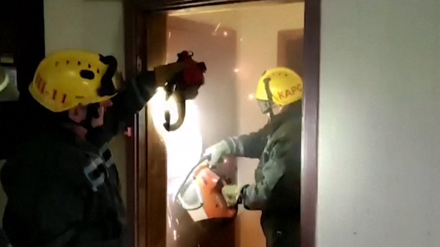 Wieżowiec w Kijowie, w rejonie światoszyńskim, został zniszczony w rosyjskim ostrzale. Strażacy oceniają stan budynku i sprawdzają zrujnowane mieszkania.Pomagajmy Ukrainie - Ty też możesz pomóc!  Zobacz, jak?
