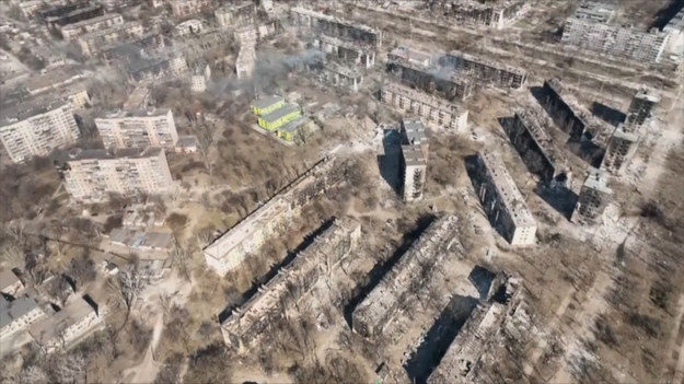 W środę ukraińska Gwardia Narodowa, paramilitarna policja walcząca u boku Armii Narodowej, opublikowała nagranie z drona pokazujące zniszczone wielopiętrowe budynki w Mariupolu.