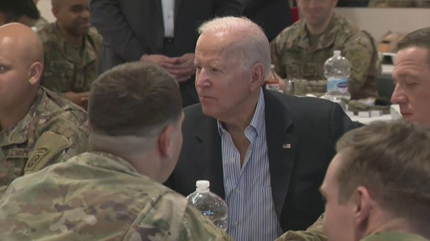 Prezydent USA Joe Biden na początku swojej dwudniowej wizyty w Polsce spotkał się z amerykańskimi żołnierzami 82. Dywizji Powietrznodesantowej, stacjonującej w pobliżu granicy z Ukrainą.