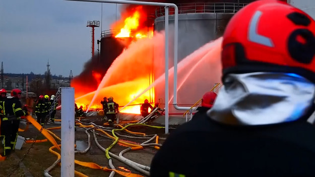 Strażacy opanowali pożar lwowskich składów paliwa po tym, jak w sobotnie popołudnie uderzyły w nie rosyjskie rakiety. W ataku zniszczone zostały dwa zbiorniki. Eksperci są zgodni, że była to demonstracja siły Rosji w trakcie wizyty Joe Bidena w Polsce.