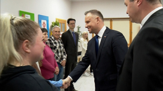 Prezydent Andrzej Duda spotkał się z ukraińskimi uchodźcami w Krakowie. Według UNHCR ponad 3,9 miliona Ukraińców uciekło przed rosyjską inwazją na ich kraj, a 2 314 623 do tej pory przedostało się do Polski.