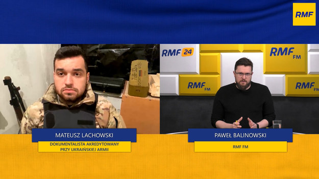 "90 proc. Ukraińców chce zakończenia wojny, ale kiedy pytam żołnierzy (ukraińskich - przyp. red.), na jakiej zasadzie miałoby się to odbyć, to mówią, że nie chcą oddawać żadnego terenu należącego do Ukrainy" – mówił w Popołudniowej rozmowie w RMF FM Mateusz Lachowski, dziennikarz i dokumentalista akredytowany przy ukraińskiej armii, pytany o to, czy Ukraińcy są gotowi pójść na ustępstwa terytorialne.„Łatwo mówi się "nie lękajcie się" z Warszawy, trudniej się mówi z Kijowa, a jeszcze trudniej z Mariupola. To jest, myślę, podejście Ukraińców tutaj. To przemówienie prezydenta Bidena nie zostało przez Ukraińców dobrze przyjęte. Ja wiem, że media w Polsce się nim zachwycały. Oratorsko było ładnym przemówieniem. Ale jeśli chodzi o Ukrainę to nie padły żadne konkretne propozycje pomocy” – mówił w internetowej części Popołudniowej rozmowy w RMF FM Mateusz Lachowski, dokumentalista akredytowany przy ukraińskiej armii.Z jego rozmów z Ukraińcami wynika, że mają świadomość, że w tej wojnie są sami: „Ukraińcy, z którymi rozmawiam mówią, że jedynymi przyjaciółmi, którzy nas nie opuścili to są Polacy i kraje bałtyckie. Wszyscy inni się od nas odwrócili” – dodał.Zdaniem Lachowskiego Ukraińcy są zawiedzeni tym, że wciąż nie mają obrony przeciwlotniczej: „To, że amerykanie dają im wsparcie jeśli chodzi o broń lekką, broń do walki z czołgami i samolotami to jest jedno” – mówił. „Ale Ukraińcy potrzebują broni ciężkiej, obrony przeciwlotniczej i samolotów. Oni tych samolotów prawdopodobnie nie dostaną, oni zdają sobie z tego sprawę więc proszą przynajmniej o ciężką obronę przeciwlotniczą, o ciężkie pociski zwalczające samoloty. Bez tego trudno jest przeprowadzać jakiekolwiek ofensywy” – dodał Lachowski. Jego zdaniem „Ukraińcy nie potrzebują zapewnień o wsparciu, tylko konkretnej pomocy”.
