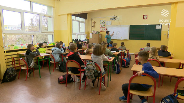 Rośnie liczba ukraińskich uczniów w polskich szkołach. Dziś jest ich ponad 150 tysięcy. Może być to liczba niepełna, bo część dzieci uczy się zdalnie, licząc na szybki powrót do domu.Materiały dla "Wydarzeń" przygotował Stanisław Wryk.
