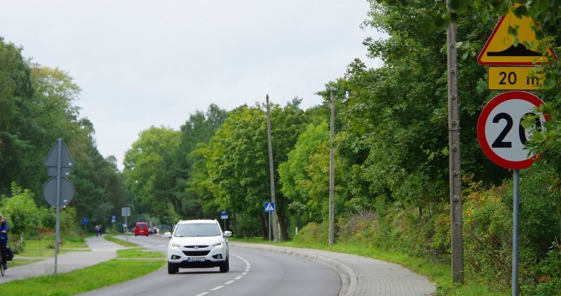 Próg i ograniczenie prędkości To pułapka na kierowców Motoryzacja w