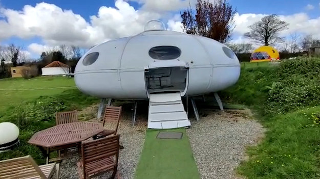 Marzy wam się nocleg w statku UFO, a może w scenerii żywcem wyjętej z gry komputerowej? Właściciele domków do wynajęcia robią co mogą, żeby przyciągnąć turystów. Toby Rhys Davies z walijskiego Pembrokeshire przygotował nietypowe kabiny na wynajem. Zobaczcie