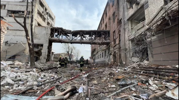 Tak wyglądają skutki rosyjskich ostrzałów w dzielnicy mieszkalno-biurowej w centrum Charkowa na Ukrainie. Korespondenci AFP twierdzą, że ostrzał miał miejsce około 12:30 czasu lokalnego i że jedna osoba zginęła, a kilka osób zostało rannych.