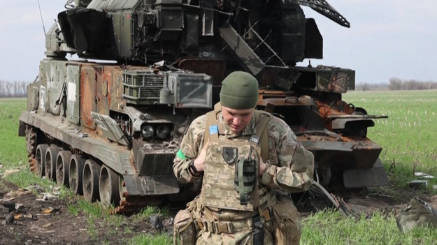 Ukraińscy żołnierze pokazują zniszczone rosyjskie czołgi, inne pojazdy i broń w pobliżu wsi Gusarówka. To miejscowość w obwodzie charkowskim we wschodniej Ukrainie, gdzie wciąż trwają walki.Pomagajmy Ukrainie - Ty też możesz pomóc!  Zobacz, jak?
