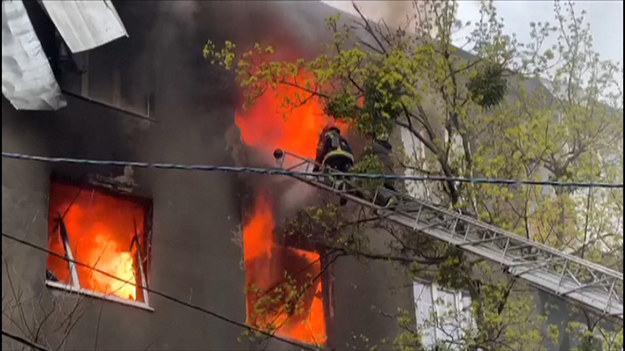 Strażacy walczyli z pożarem budynku mieszkalnego w centrum Charkowa. Miasto było celem ostatnich rosyjskich ataków. W wyniku ostrzału zginęło pięć osób, a trzynaście zostało rannych. 