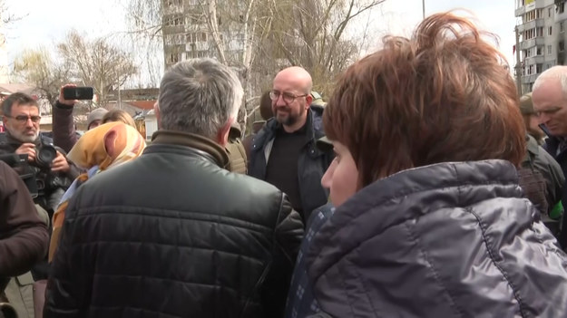 Przewodniczący Rady Europejskiej Charles Michel zwiedził zrujnowane miasto Borodzianka w obwodzie kijowskim podczas wizyty w Ukrainie. Jest to kolejny zagraniczny polityk, który udał się do Kijowa, by pokazać poparcie dla prozachodnich władz w walce z atakiem sił Moskwy.