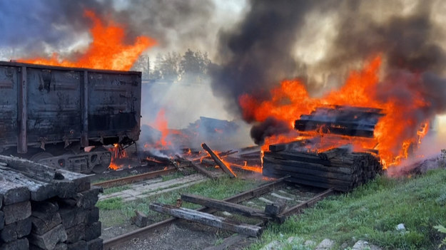 Wagon kolejowy i pobliskie tory stanęły w płomieniach po ostrzale w pobliżu stacji kolejowej Lyman w obwodzie donieckim na Ukrainie.
