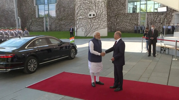 Premier Indii Narendra Modi rozpoczął kilkudniową wizytę w Europie. Po przybyciu do Berlina został powitany przez kanclerza Niemiec Olafa Scholza.