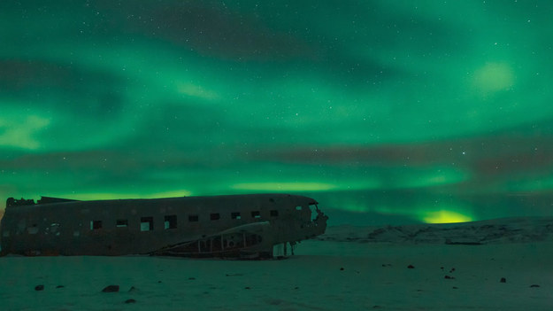 Jeśli planowaliście wybrać się kiedyś na oglądanie zorzy polarnej, jednym z najlepszych do tego miejsc jest Islandia. Ivan Pedretti, fotograf z Włoch, podzielił się zdjęciami z plaży Sólheimasandur, gdzie pod gołym niebem leży wrak amerykańskiego samolotu. W połączeniu z zachwycającą grą świateł na niebie, tworzy wspaniały widok.