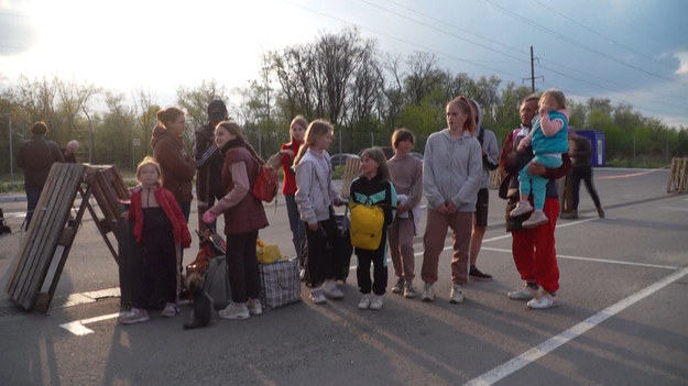 Do Zaporoża wciąż napływają grupy ewakuowanych i przesiedleńców. Wśród nich starcy i rodziny, z doświadczeniami życia pod okupacją rosyjską i trudnościami ucieczki.