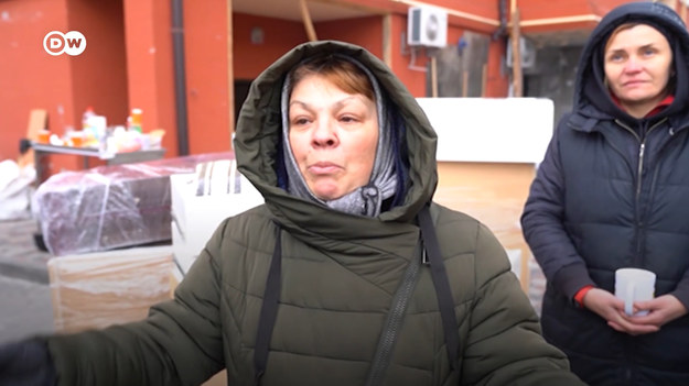 Zniszczone domy, brak środków do życia. Reporterka DW odwiedza Ukraińców, którzy ucierpieli wskutek rosyjskich ataków. Choć wojna zabrała im tak wiele, wiara w możliwość odbudowy miasta jest silna.


