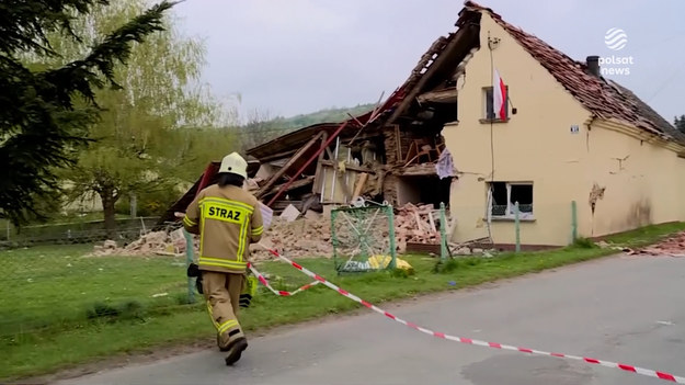 Siła wybuchu w domu jednorodzinnym na Dolnym Śląsku była tak duża, że zostały uszkodzone sąsiednie budynki. Trzy osoby są ranne, a czwarta, 80-letnia kobieta, zmarła w szpitalu.Materiał dla "Wydarzeń" przygotował Jarosław Kuś.